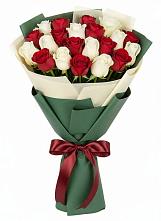 Букет Микс из красных и белых роз в Городце