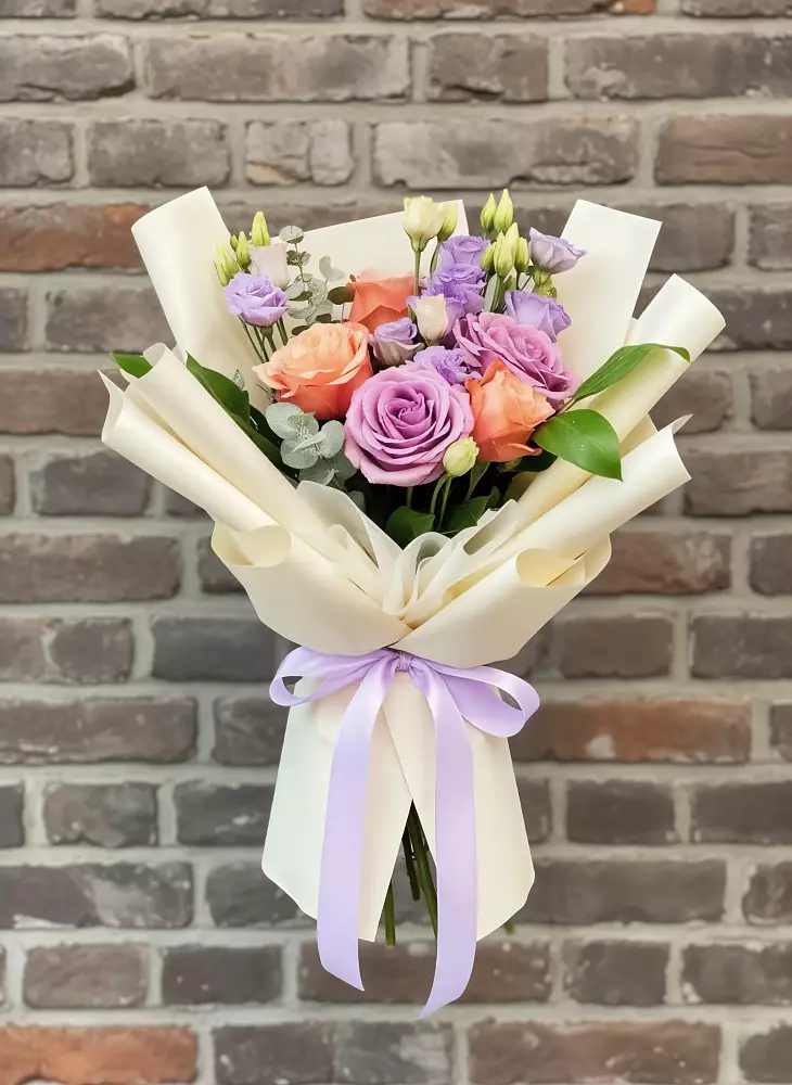 Букет цветов из: Лизиантусы и Розы в Городце