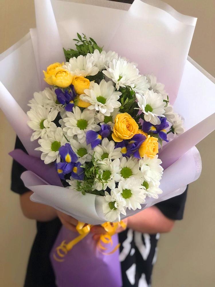 Букет цветов из: Ирисы, Хризантемы и Розы в Городце